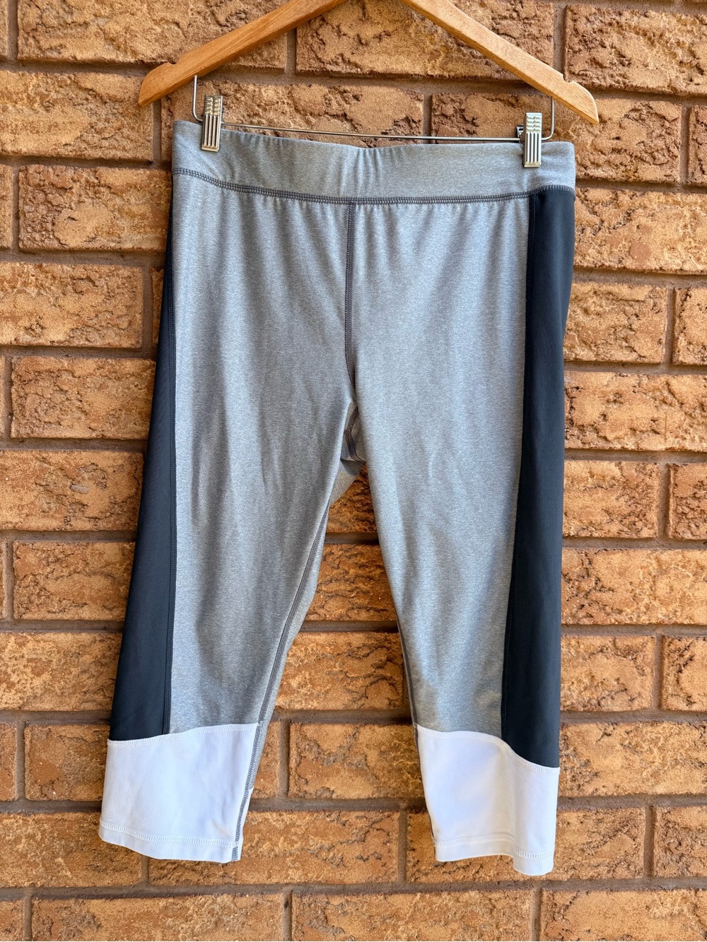 💫10/$25 • Athletic Works Colour Block Crop Yoga Pants